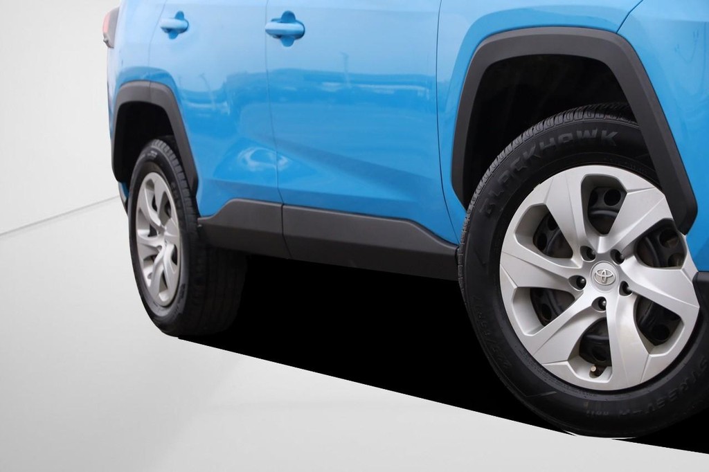 Toyota RAV4 Vehicle Full-screen Gallery Image 3