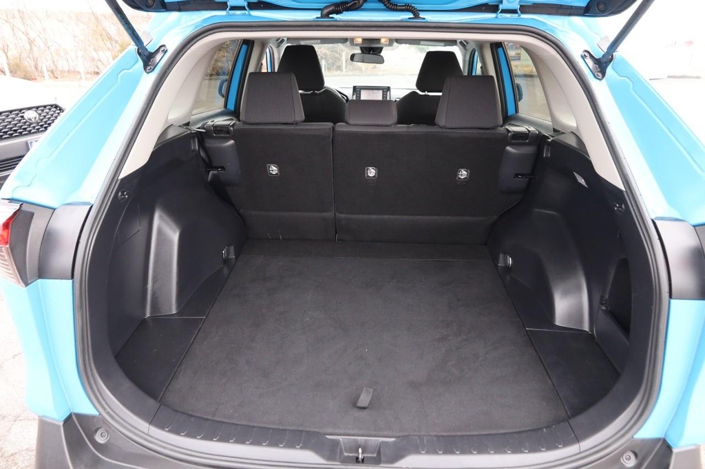 Toyota RAV4 Vehicle Full-screen Gallery Image 7