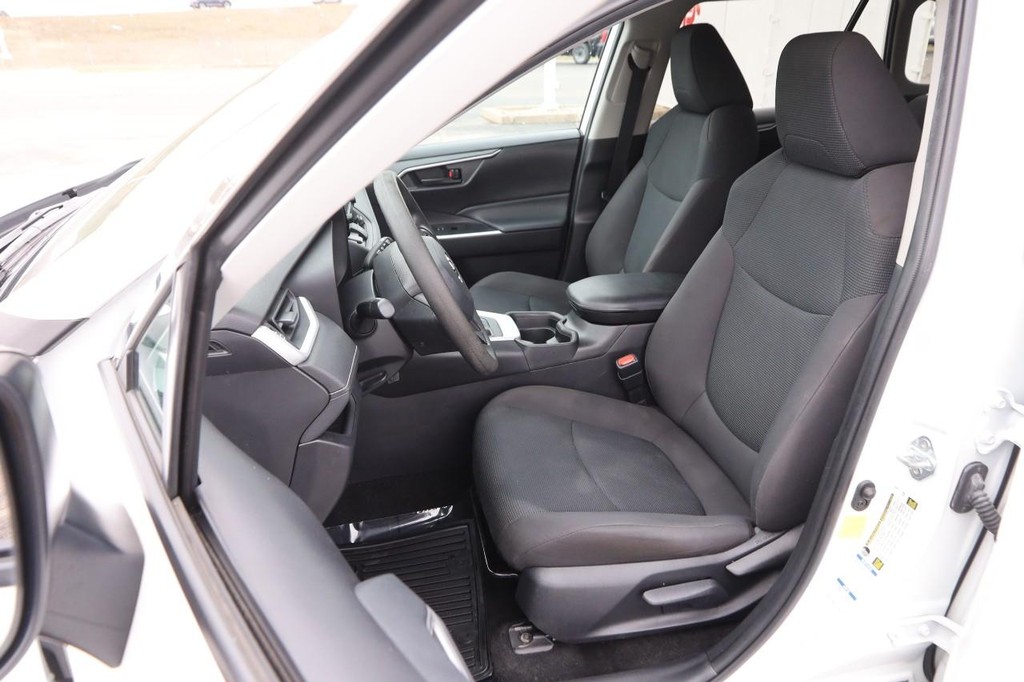 Toyota RAV4 Vehicle Full-screen Gallery Image 12