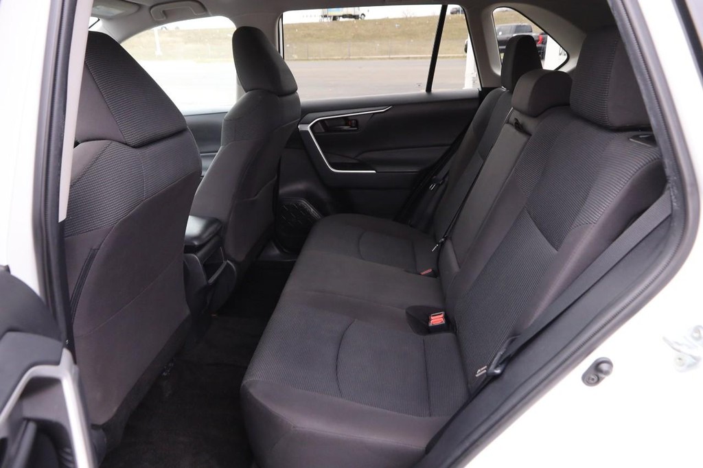 Toyota RAV4 Vehicle Full-screen Gallery Image 13