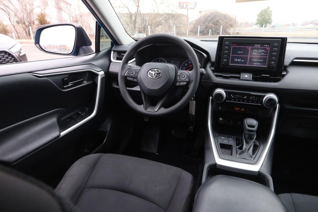 Toyota RAV4 Vehicle Full-screen Gallery Image 16