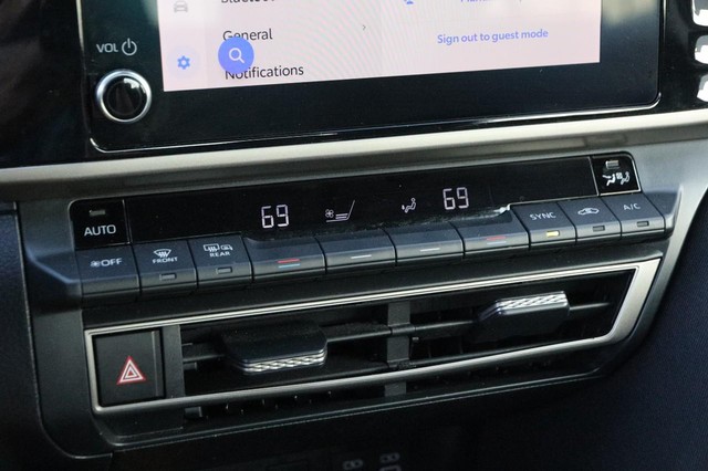 Toyota Camry Vehicle Image 17