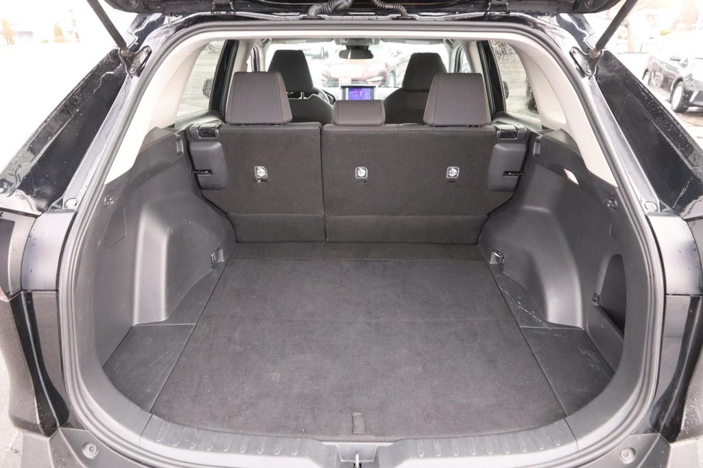 Toyota RAV4 Vehicle Full-screen Gallery Image 8