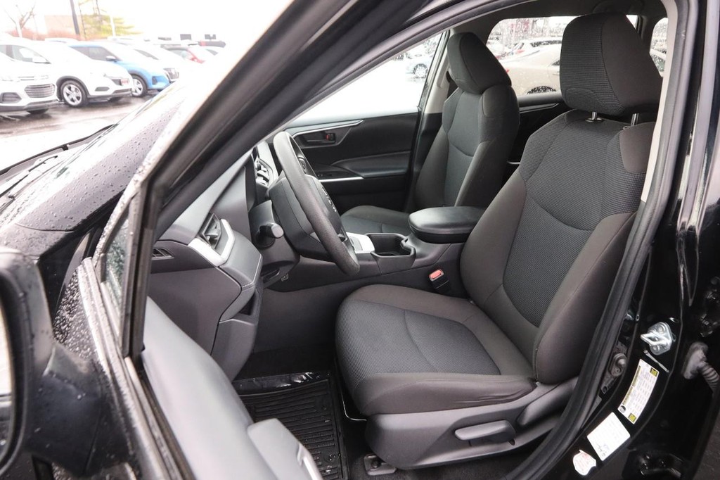 Toyota RAV4 Vehicle Full-screen Gallery Image 9