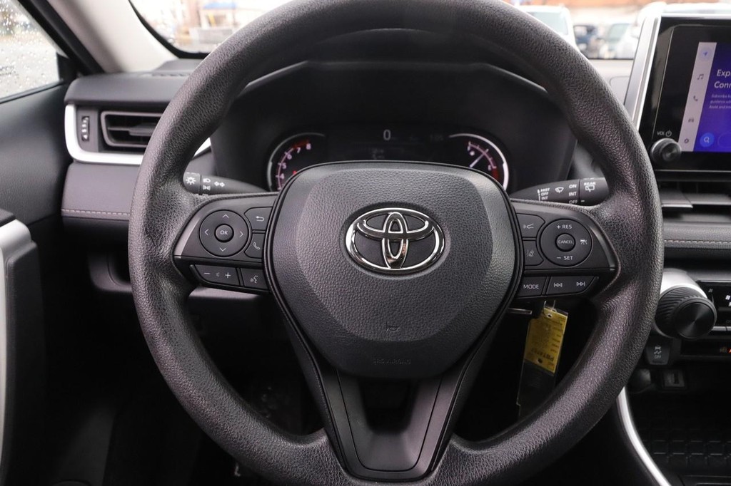 Toyota RAV4 Vehicle Full-screen Gallery Image 11