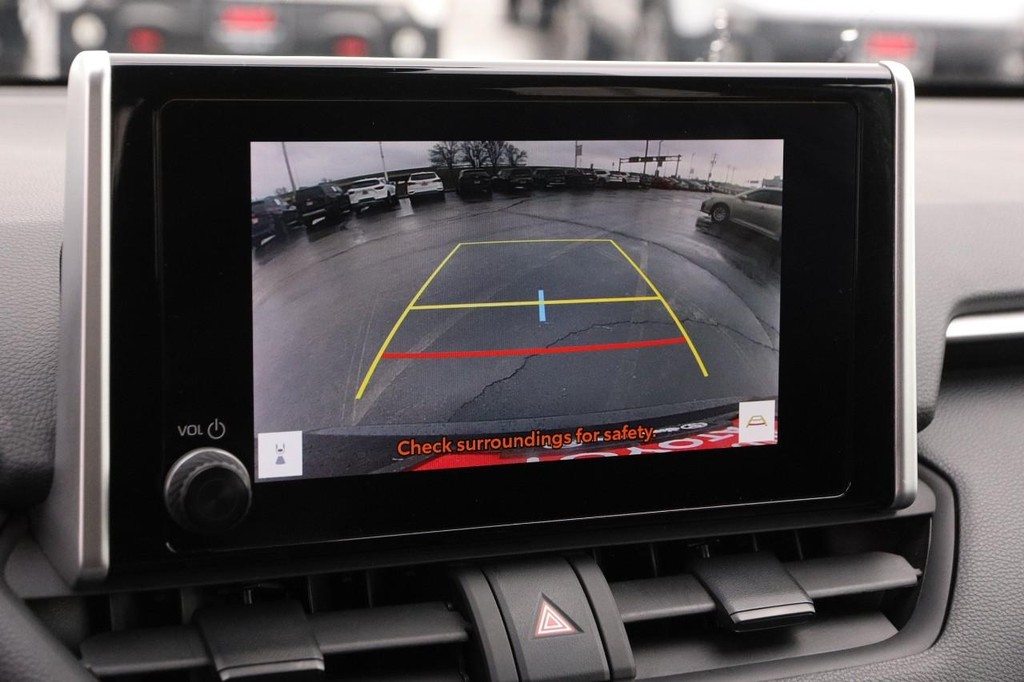 Toyota RAV4 Vehicle Full-screen Gallery Image 16