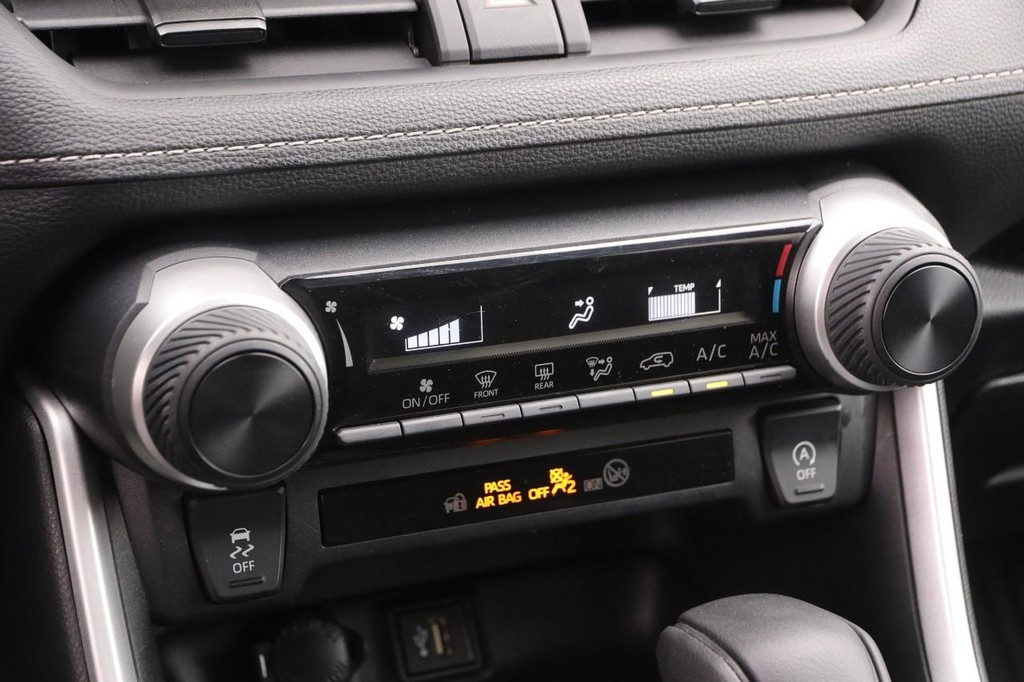 Toyota RAV4 Vehicle Full-screen Gallery Image 17