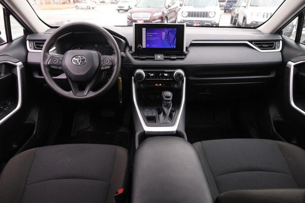 Toyota RAV4 Vehicle Full-screen Gallery Image 20