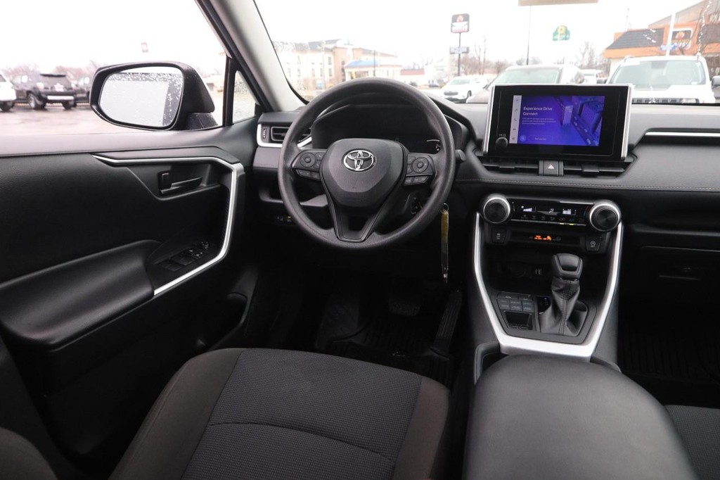 Toyota RAV4 Vehicle Full-screen Gallery Image 21