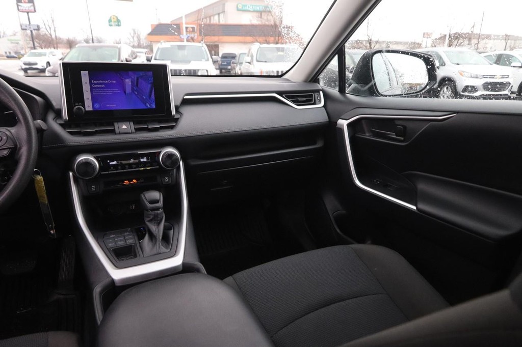 Toyota RAV4 Vehicle Full-screen Gallery Image 24