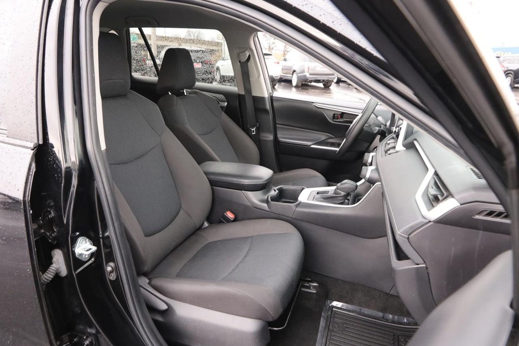 Toyota RAV4 Vehicle Full-screen Gallery Image 25