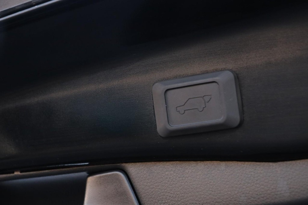 Toyota RAV4 Vehicle Full-screen Gallery Image 8