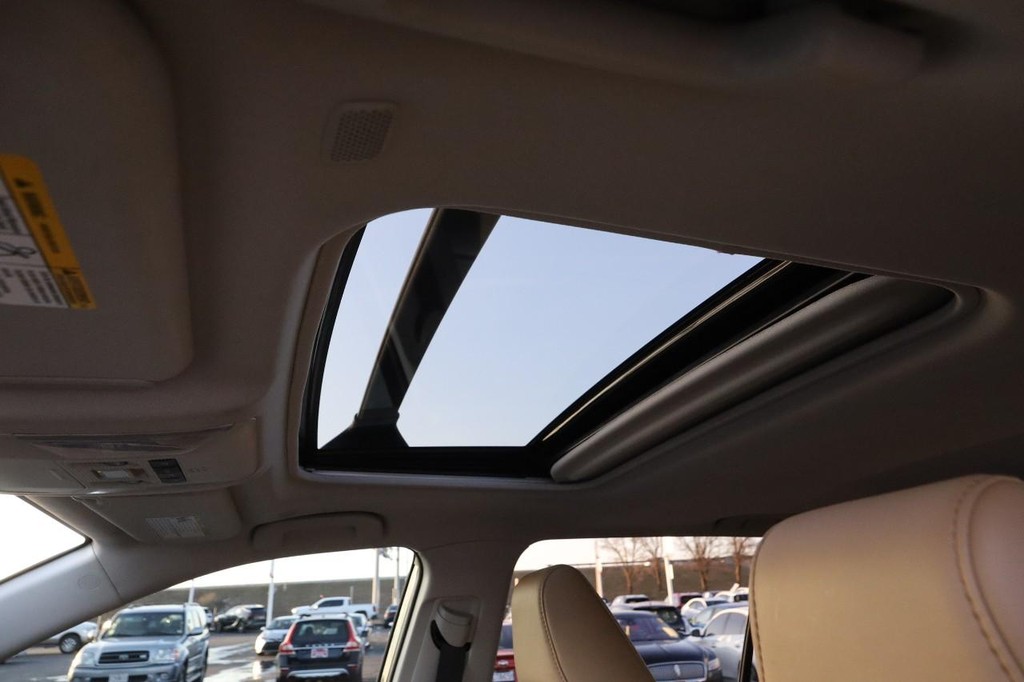 Toyota RAV4 Vehicle Full-screen Gallery Image 9