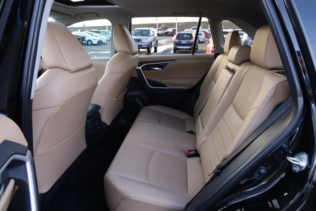 Toyota RAV4 Vehicle Full-screen Gallery Image 11