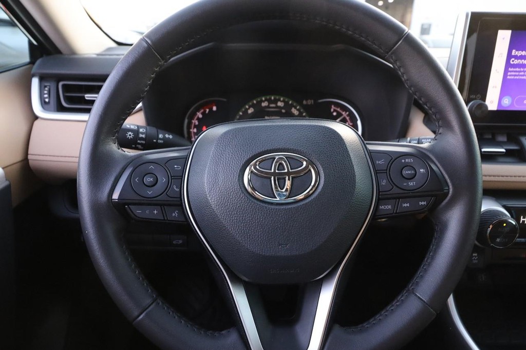 Toyota RAV4 Vehicle Full-screen Gallery Image 12