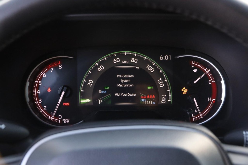 Toyota RAV4 Vehicle Full-screen Gallery Image 15