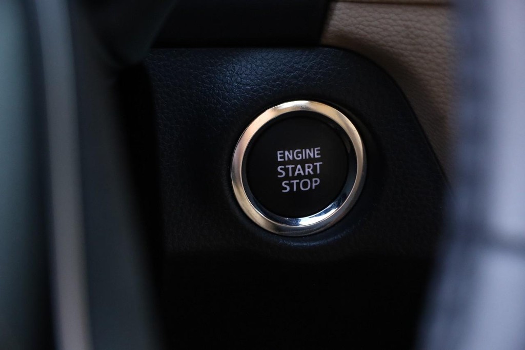 Toyota RAV4 Vehicle Full-screen Gallery Image 16