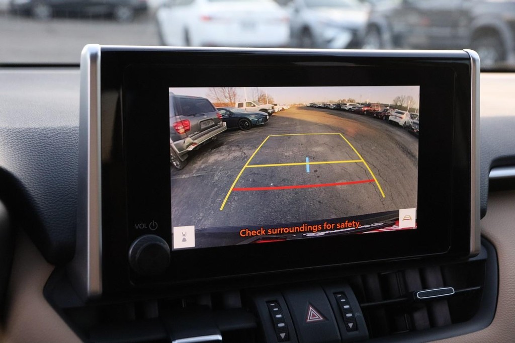 Toyota RAV4 Vehicle Full-screen Gallery Image 18