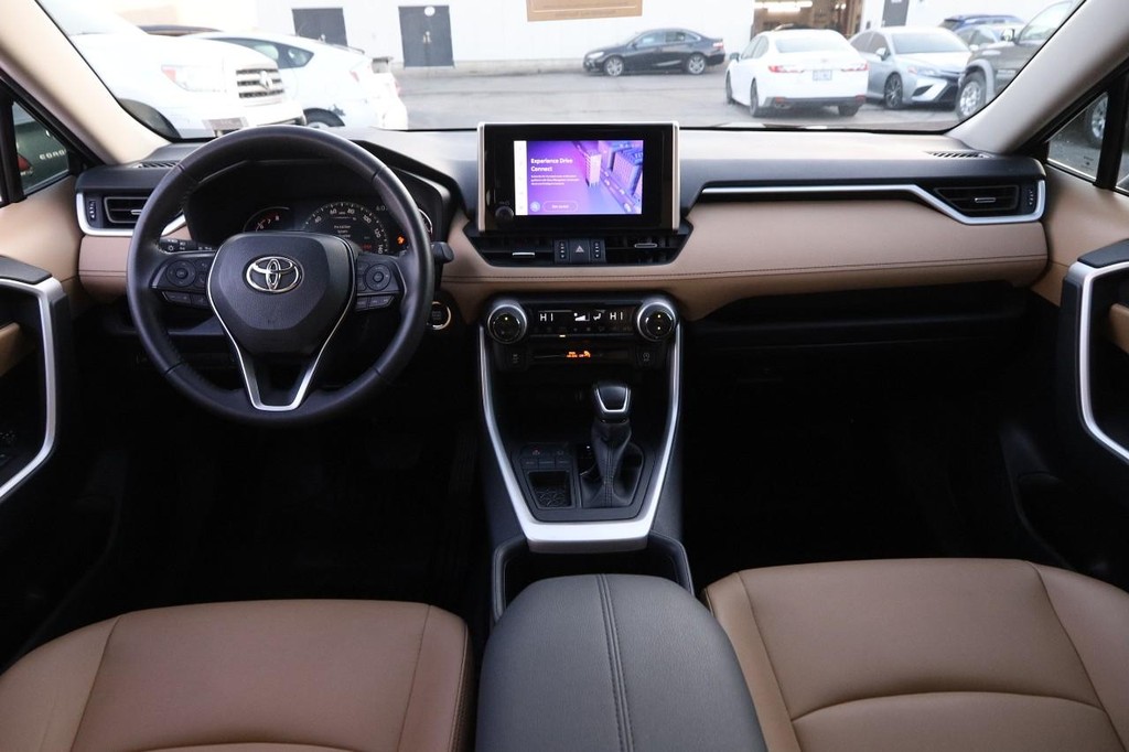 Toyota RAV4 Vehicle Full-screen Gallery Image 22