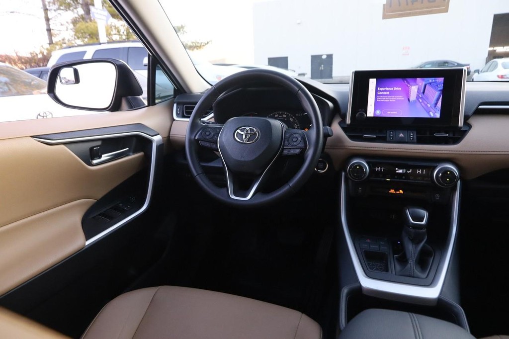 Toyota RAV4 Vehicle Full-screen Gallery Image 23
