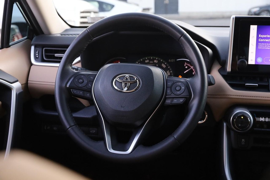 Toyota RAV4 Vehicle Full-screen Gallery Image 24
