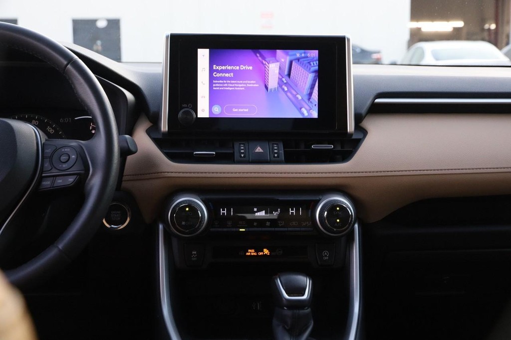 Toyota RAV4 Vehicle Full-screen Gallery Image 25