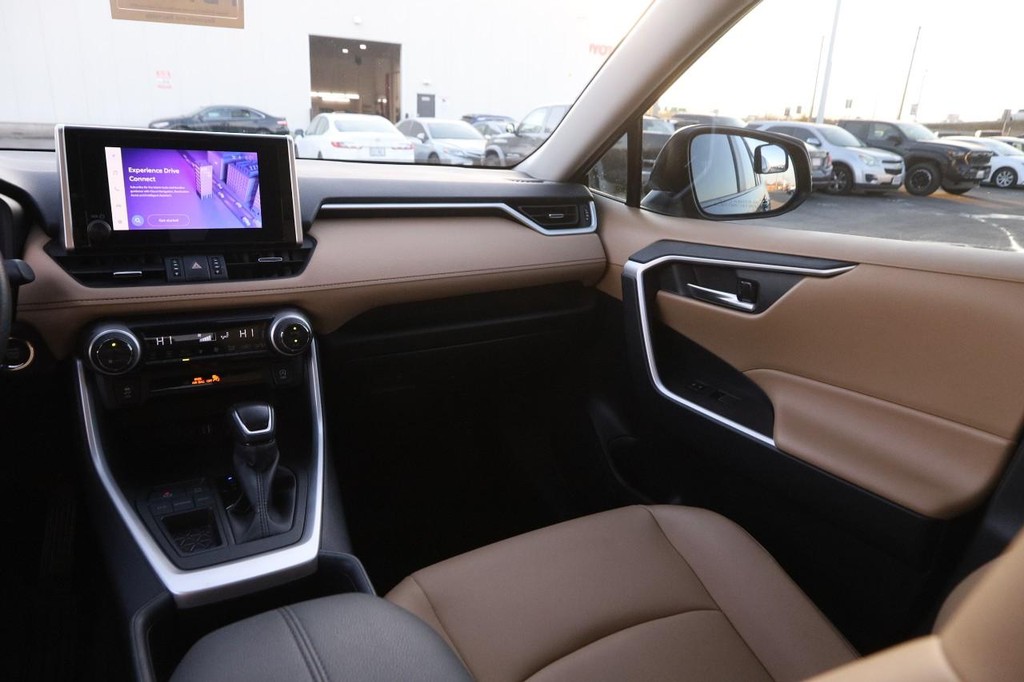 Toyota RAV4 Vehicle Full-screen Gallery Image 26