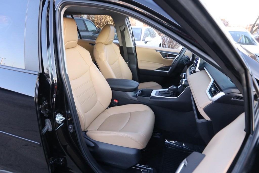 Toyota RAV4 Vehicle Full-screen Gallery Image 27