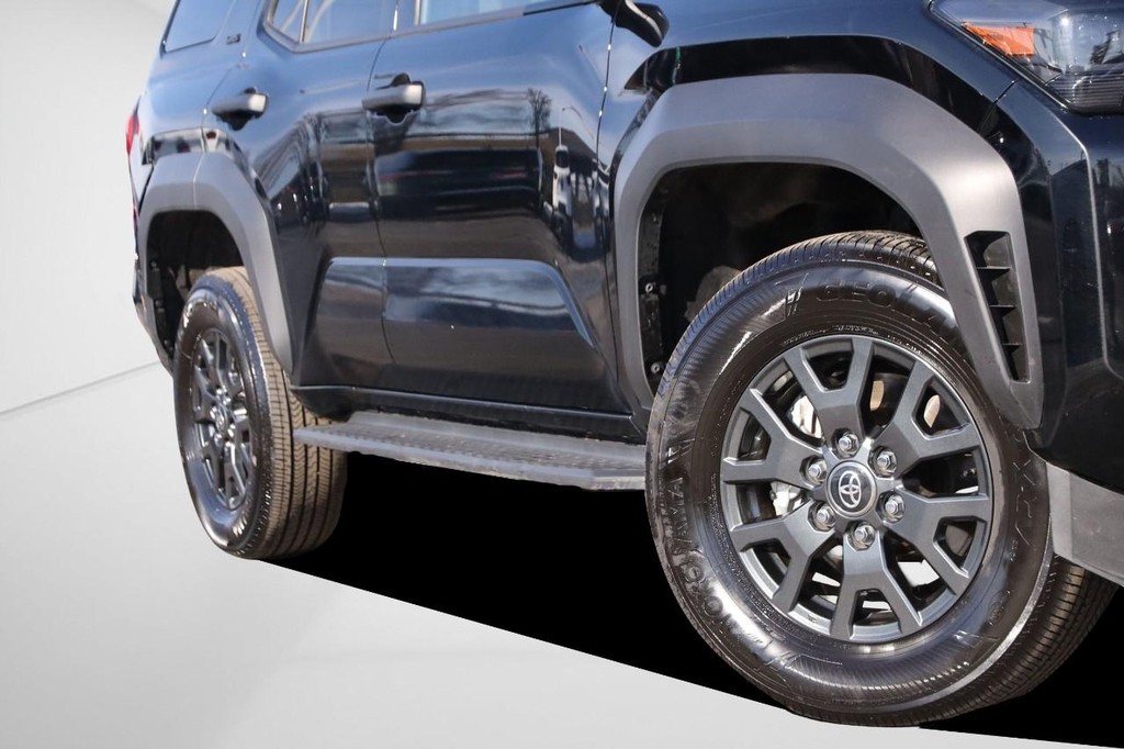 Toyota 4Runner Vehicle Full-screen Gallery Image 3
