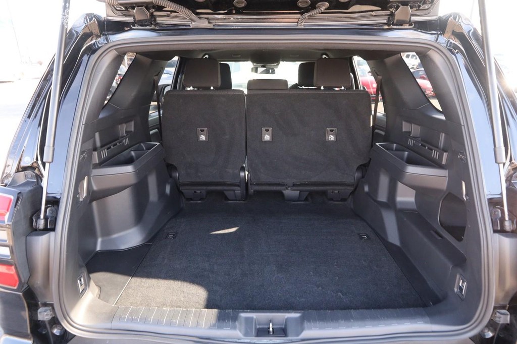 Toyota 4Runner Vehicle Full-screen Gallery Image 7