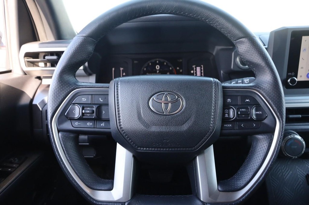 Toyota 4Runner Vehicle Full-screen Gallery Image 10