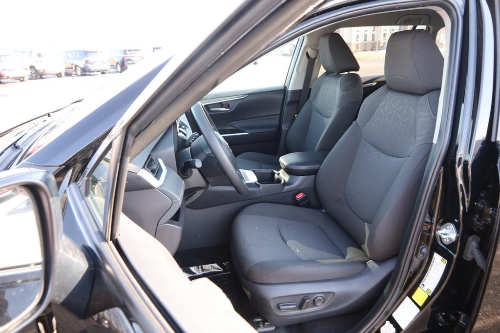 Toyota RAV4 Vehicle Full-screen Gallery Image 8