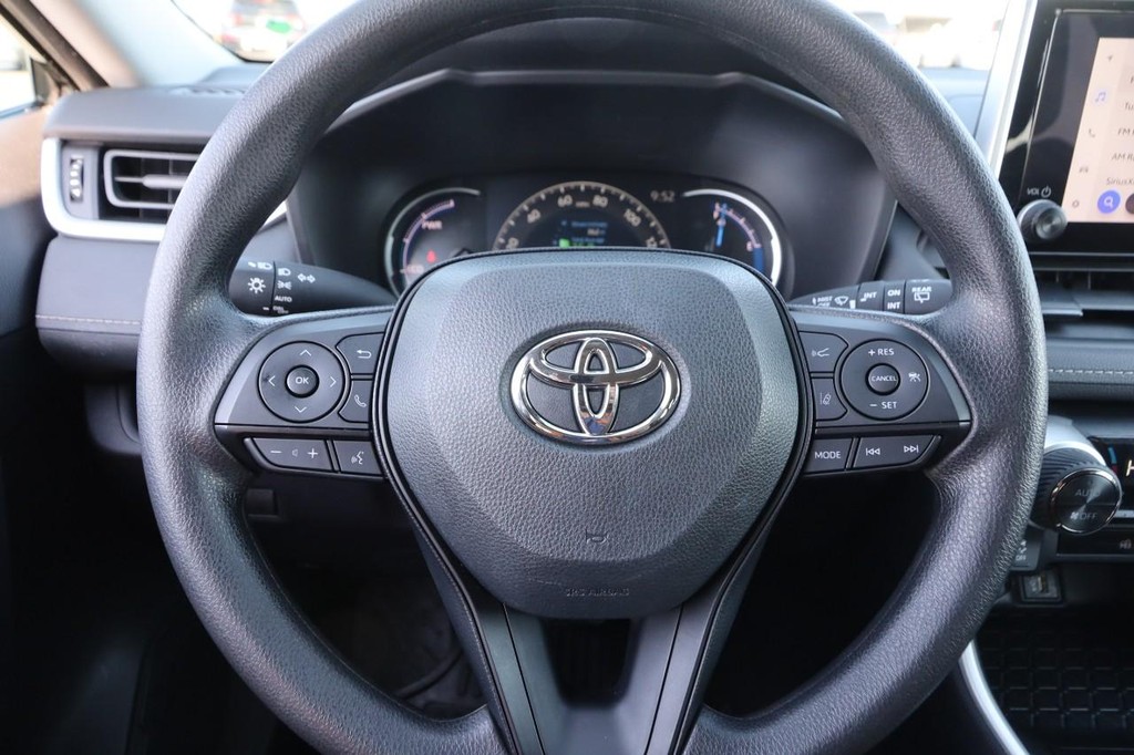 Toyota RAV4 Vehicle Full-screen Gallery Image 10