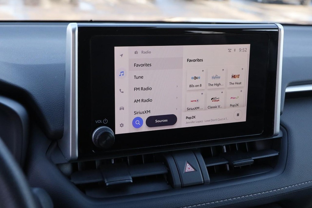 Toyota RAV4 Vehicle Full-screen Gallery Image 15