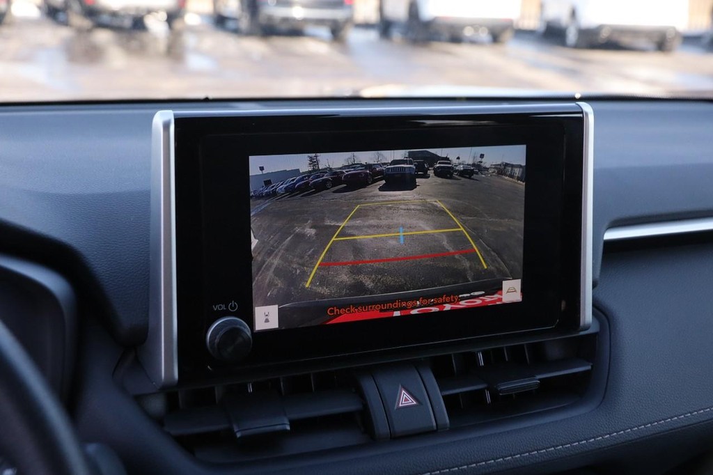 Toyota RAV4 Vehicle Full-screen Gallery Image 16