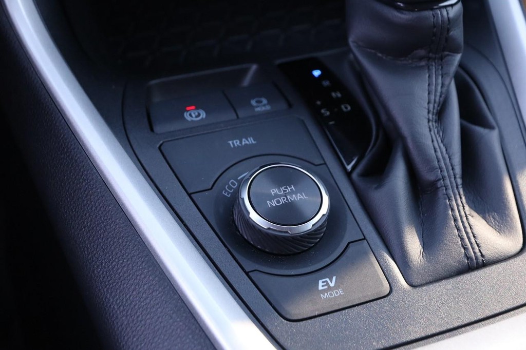 Toyota RAV4 Vehicle Full-screen Gallery Image 18