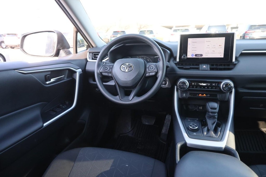 Toyota RAV4 Vehicle Full-screen Gallery Image 21