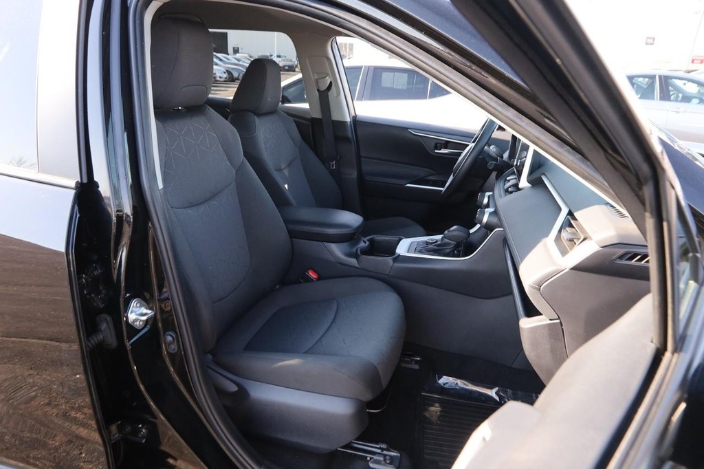 Toyota RAV4 Vehicle Full-screen Gallery Image 25