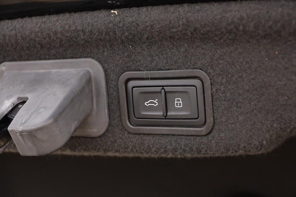 Audi A8 L Vehicle Full-screen Gallery Image 08