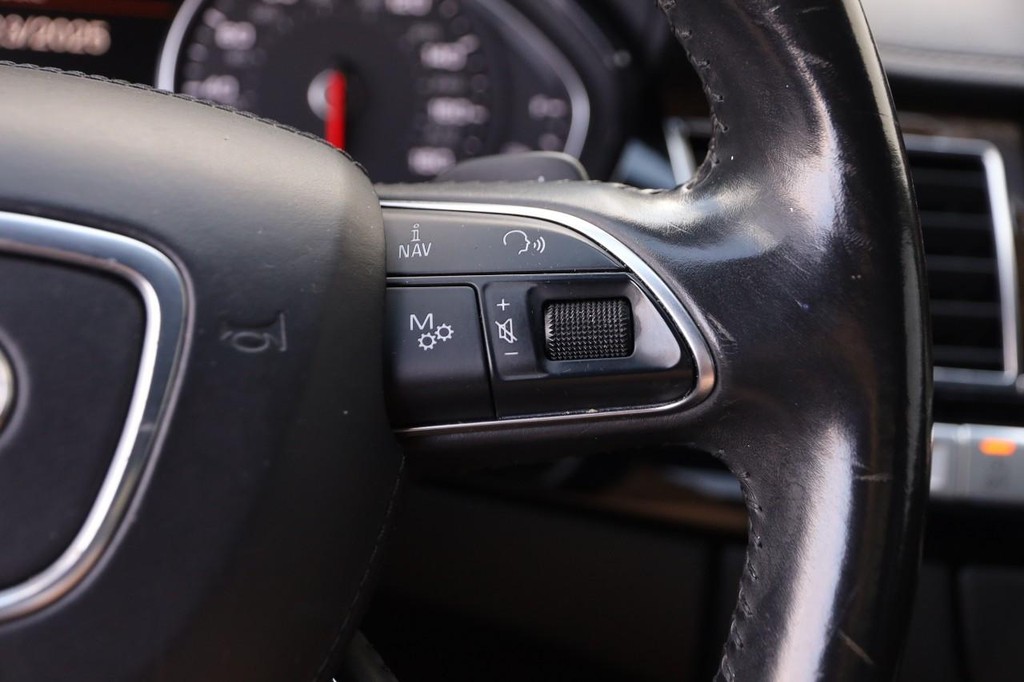 Audi A8 L Vehicle Full-screen Gallery Image 14