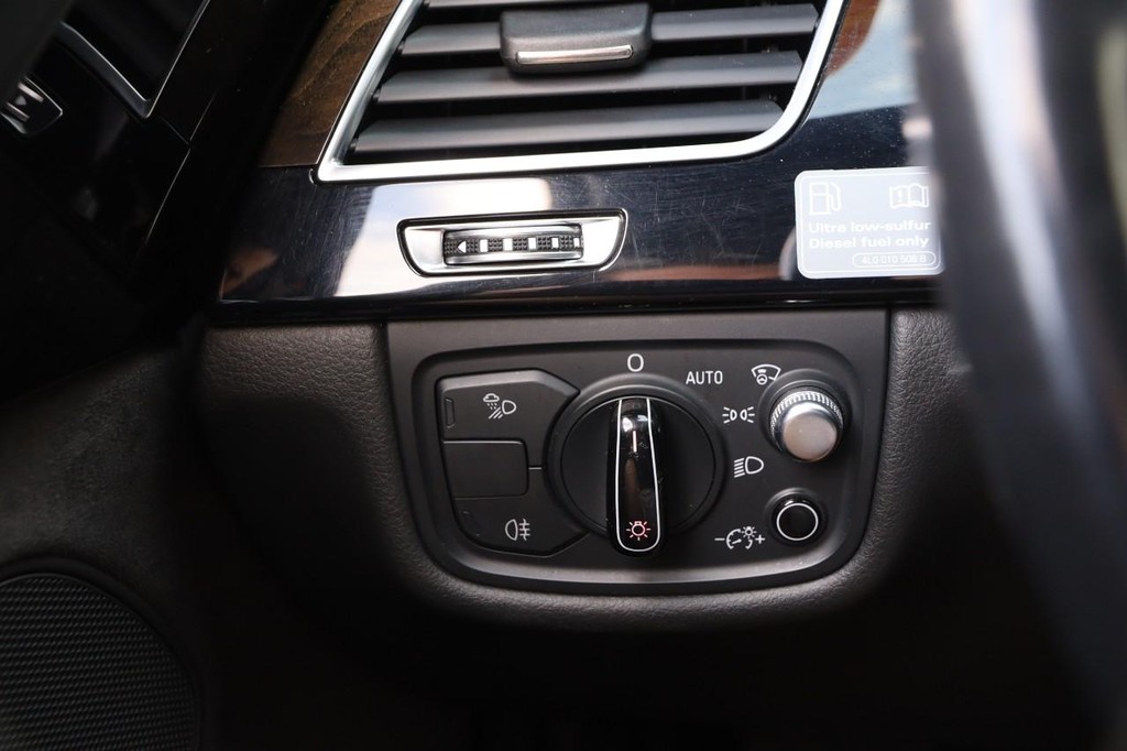 Audi A8 L Vehicle Full-screen Gallery Image 20