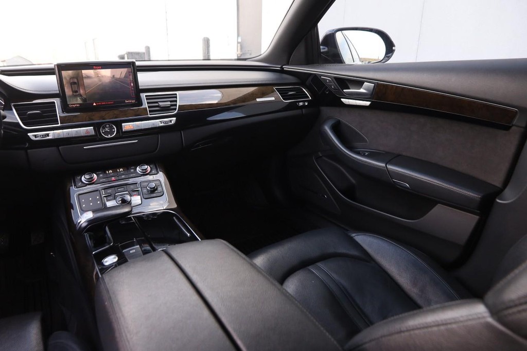 Audi A8 L Vehicle Full-screen Gallery Image 25