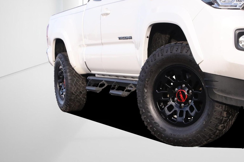 Toyota Tacoma 4WD Vehicle Full-screen Gallery Image 3