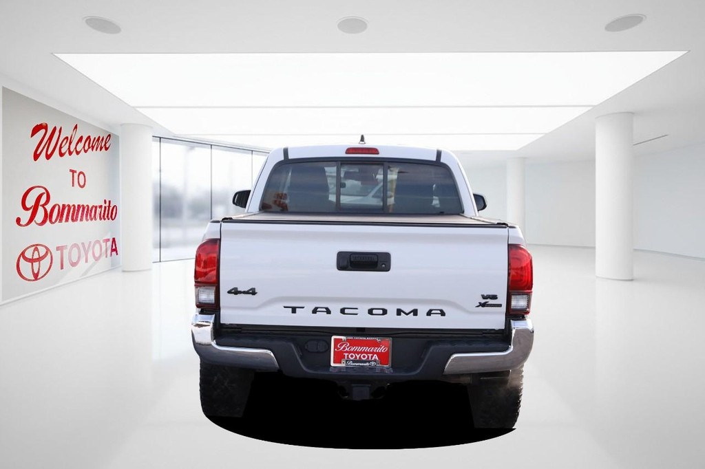 Toyota Tacoma 4WD Vehicle Full-screen Gallery Image 6