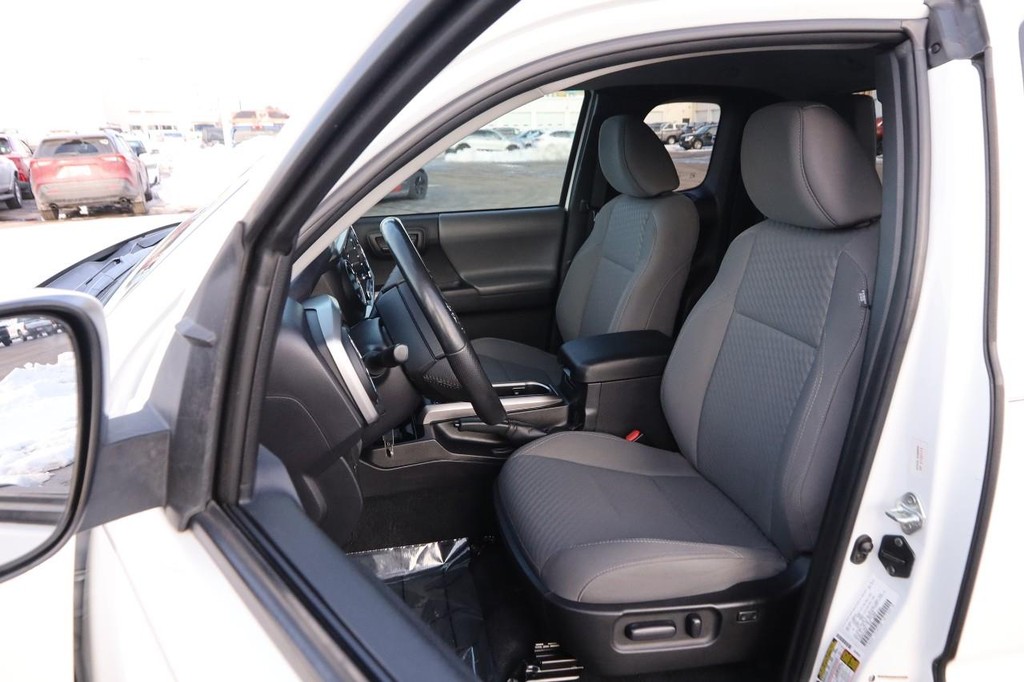 Toyota Tacoma 4WD Vehicle Full-screen Gallery Image 8