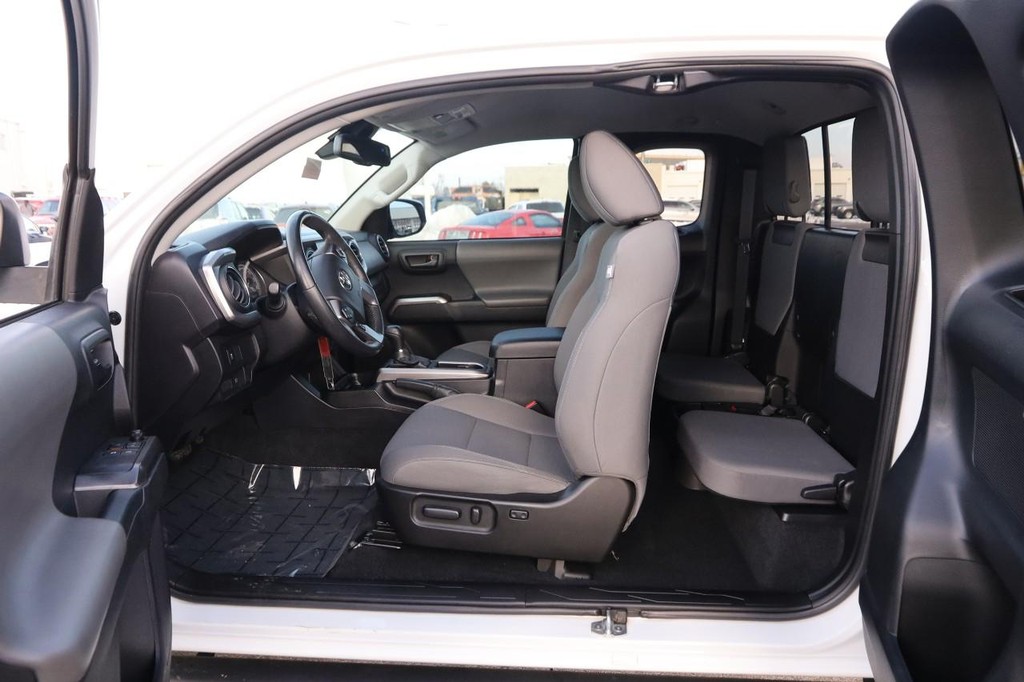 Toyota Tacoma 4WD Vehicle Full-screen Gallery Image 9