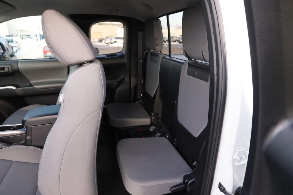 Toyota Tacoma 4WD Vehicle Full-screen Gallery Image 10