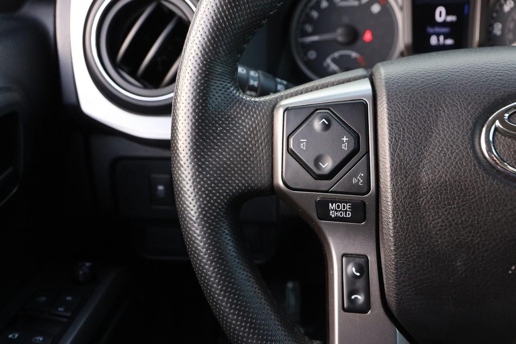 Toyota Tacoma 4WD Vehicle Full-screen Gallery Image 12