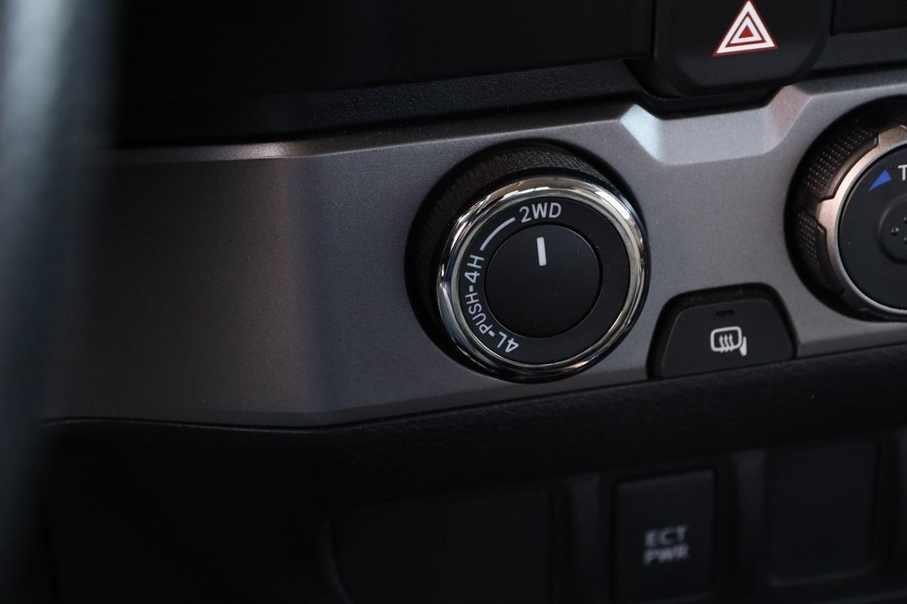 Toyota Tacoma 4WD Vehicle Full-screen Gallery Image 18