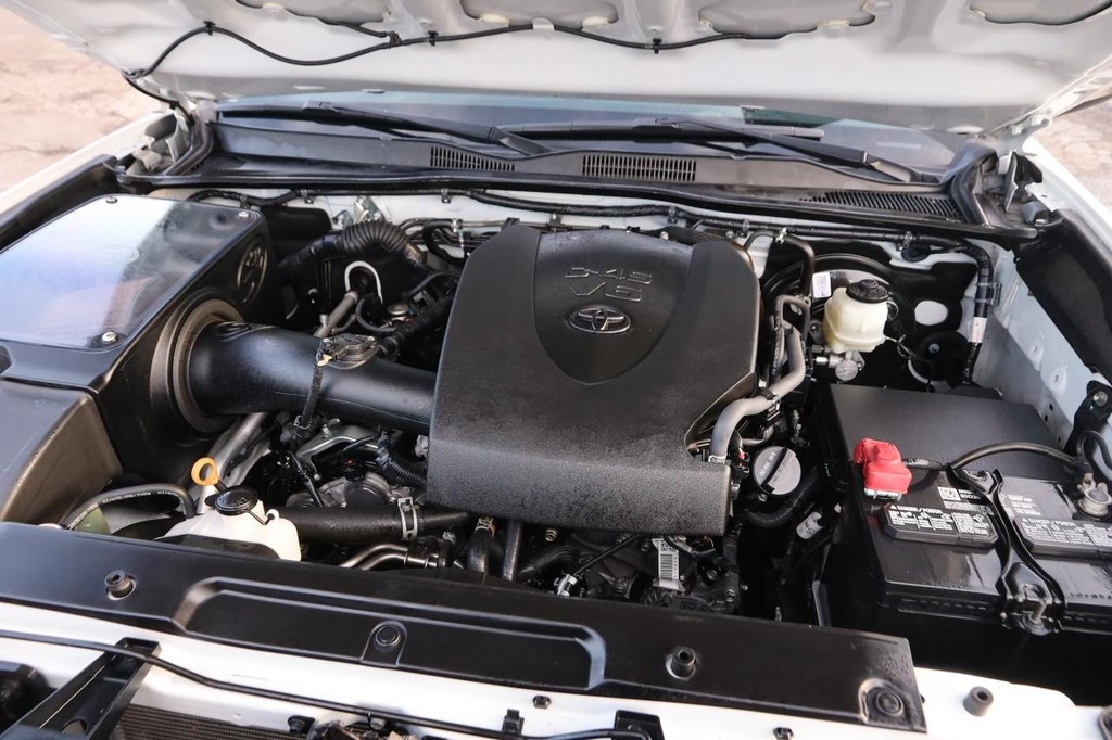 Toyota Tacoma 4WD Vehicle Full-screen Gallery Image 26